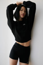 Cropped Accolade Crewneck – Black - Image 2